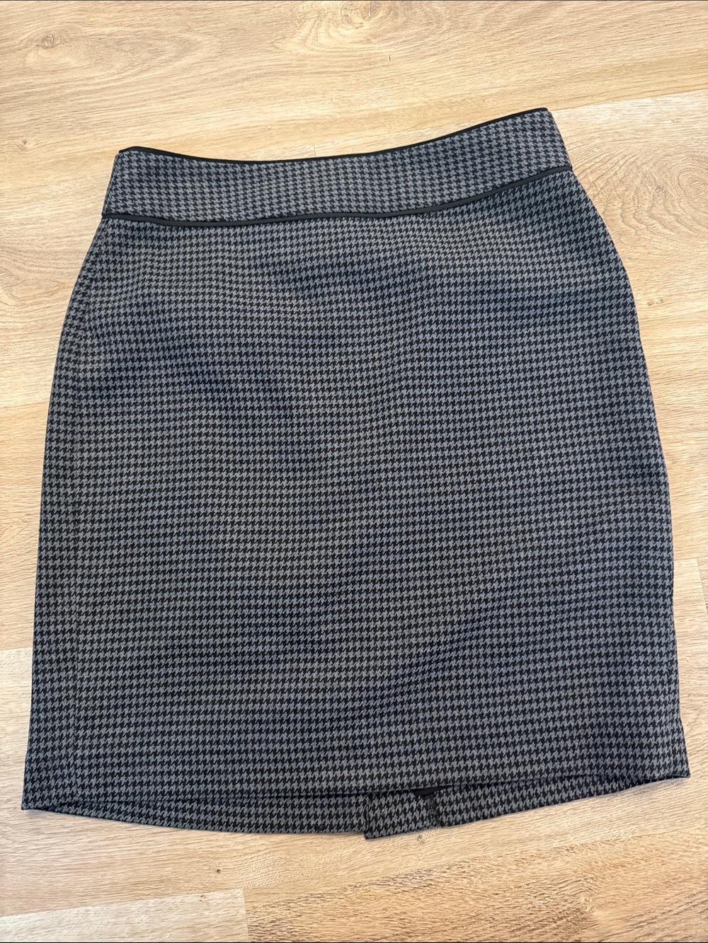 Banana Republic Black & Gray Houndstooth Pencil Skirt